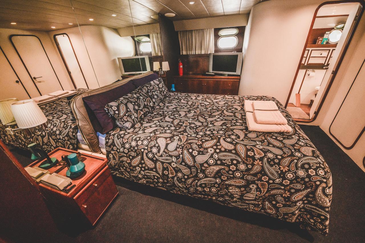 Motor Yacht Boatel Botel Barcelona